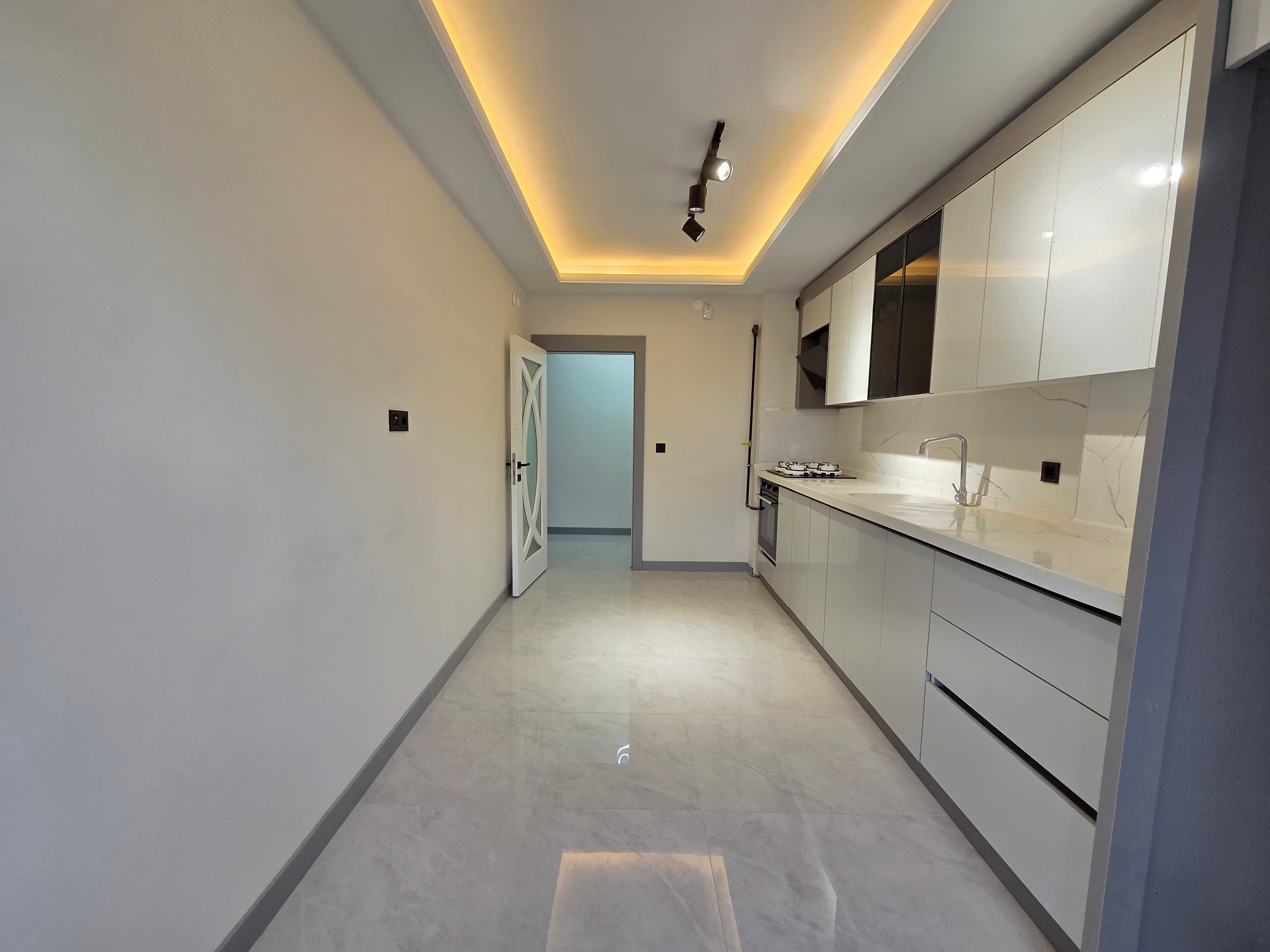 YENİKENT MENDERES'TE 3+1 ULTRA LÜX ARA KATTA MÜKEMMEL LOKASYONDA DAİRE